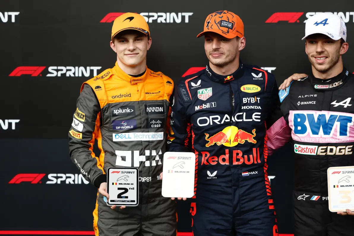 雷诺车队逆转梅赛德斯，皮亚斯特里关键制胜