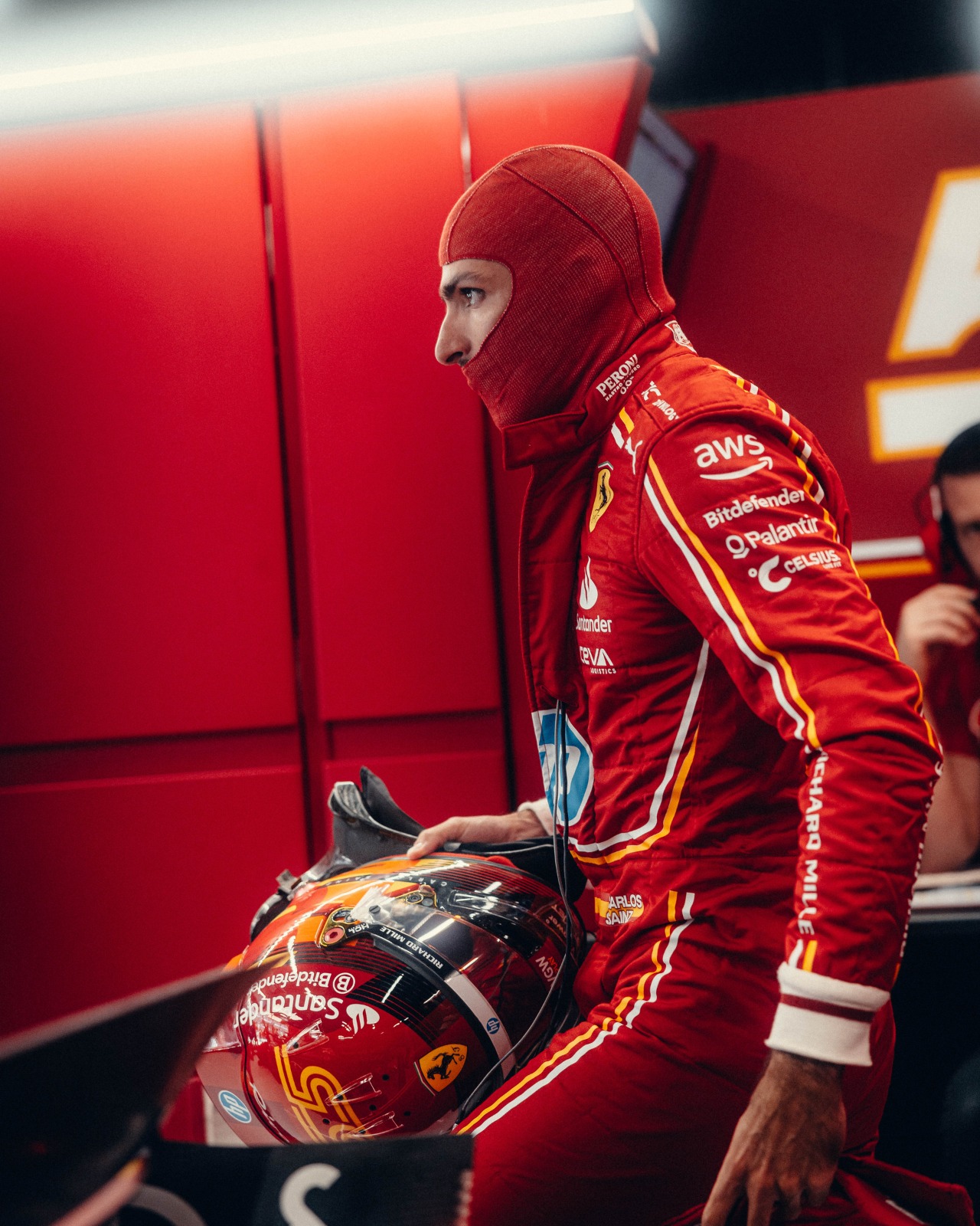 哈斯车队横扫法拉利，塞恩斯带队取胜